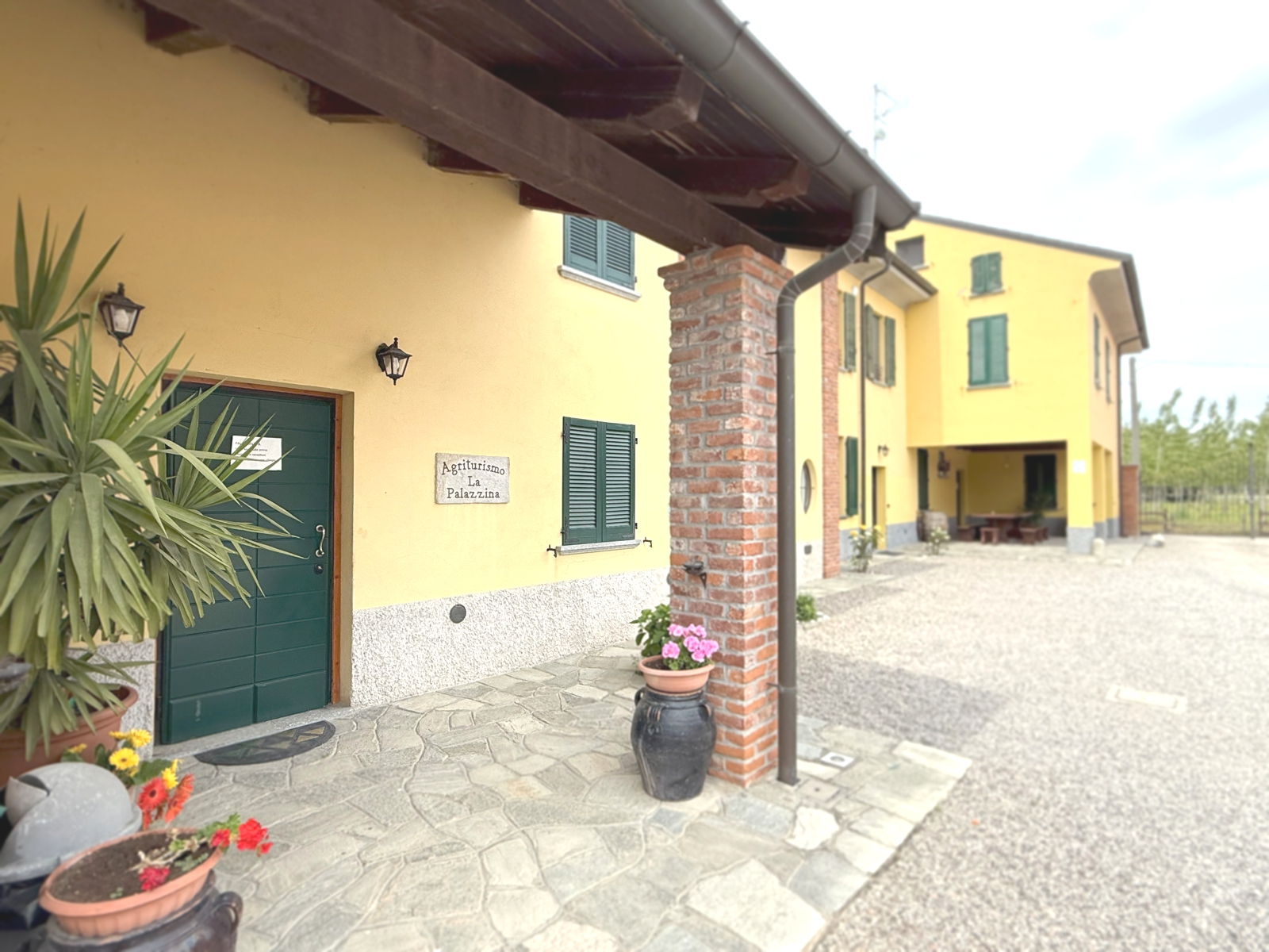 b&b-cascina-la-palazzina-cortile_logo_cascina